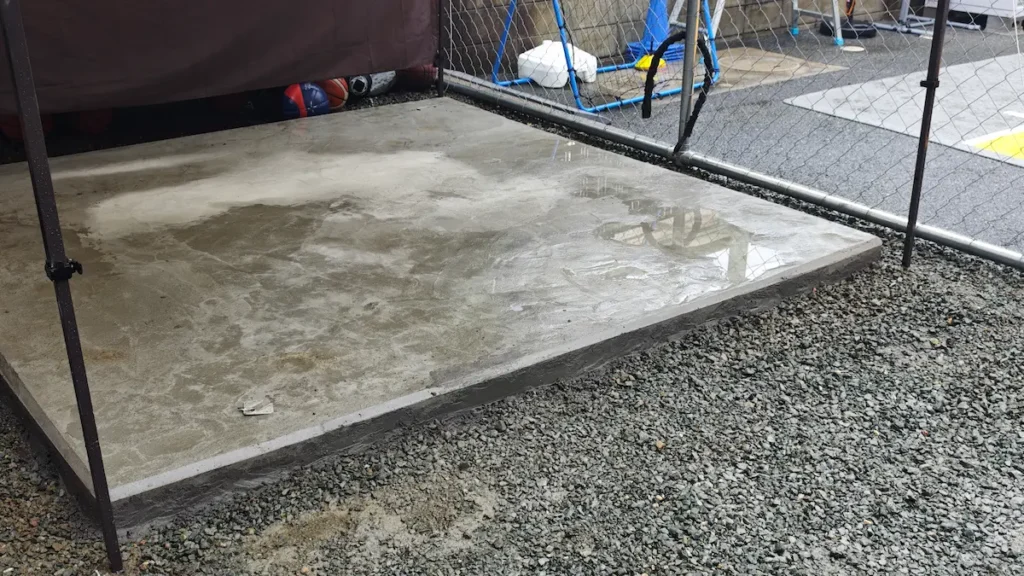 DIYで打ったコンクリート土間に水たまりができている様子