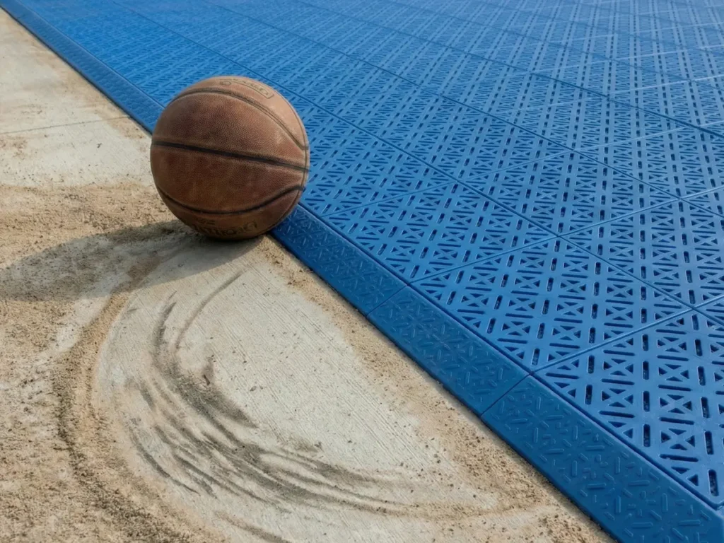 屋外バスケの「床」は何がいい？コンクリート、アスファルト、スポーツタイルの徹底比較