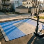 賃貸住宅の庭に設置されたスポーツタイルのバスケットボールコートとゴール