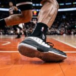 急停止時のグリップを示す選手の足元