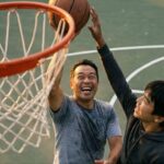 自宅コートで1on1を楽しむ父と息子