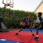 狭い自宅コートで3x3トレーニングをする子供たち