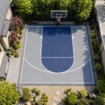 自宅の庭に設置した2トーンのインターロッキングタイル製バスケットボールハーフコートを上空から見た図