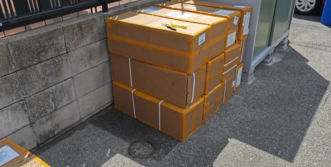 自宅に届いたMAKACのスポーツタイルの箱