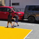 コンクリート駐車場に敷いたMAKACの屋外バスケットコートタイル