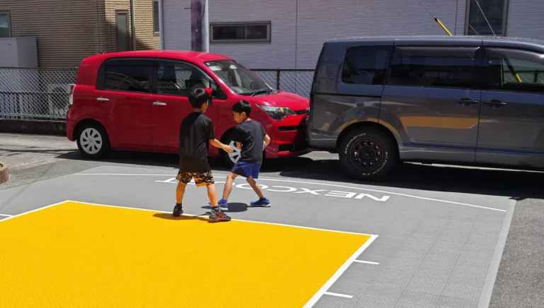 コンクリート駐車場に敷いたMAKACの屋外バスケットコートタイル