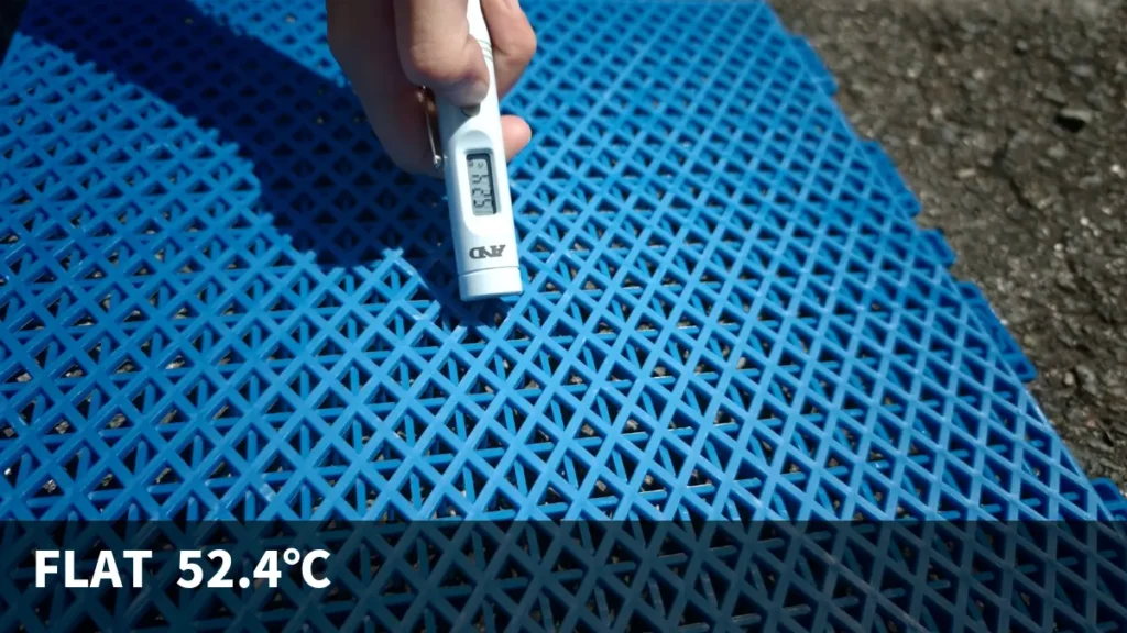バスケコートタイルFLAT（青）の表面温度52.4℃を実測