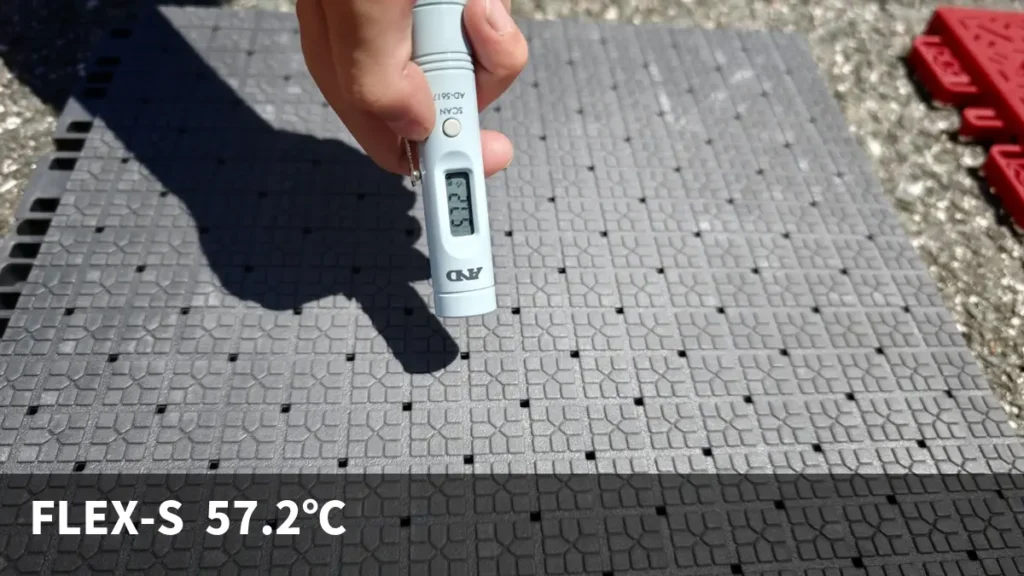 バスケコートタイルFLEX-S（グレー）の表面温度57.2℃を実測