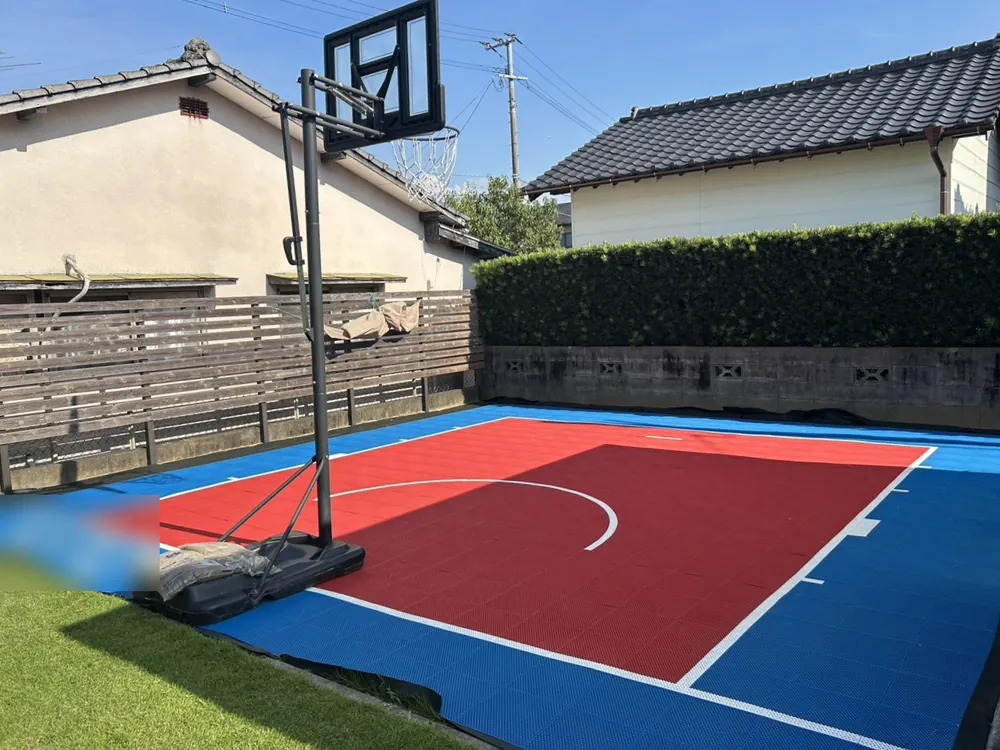 芝生の敷地にFLATモデルで設置した、ゴール位置を軸にラインを設計したバスケットコートの施工事例