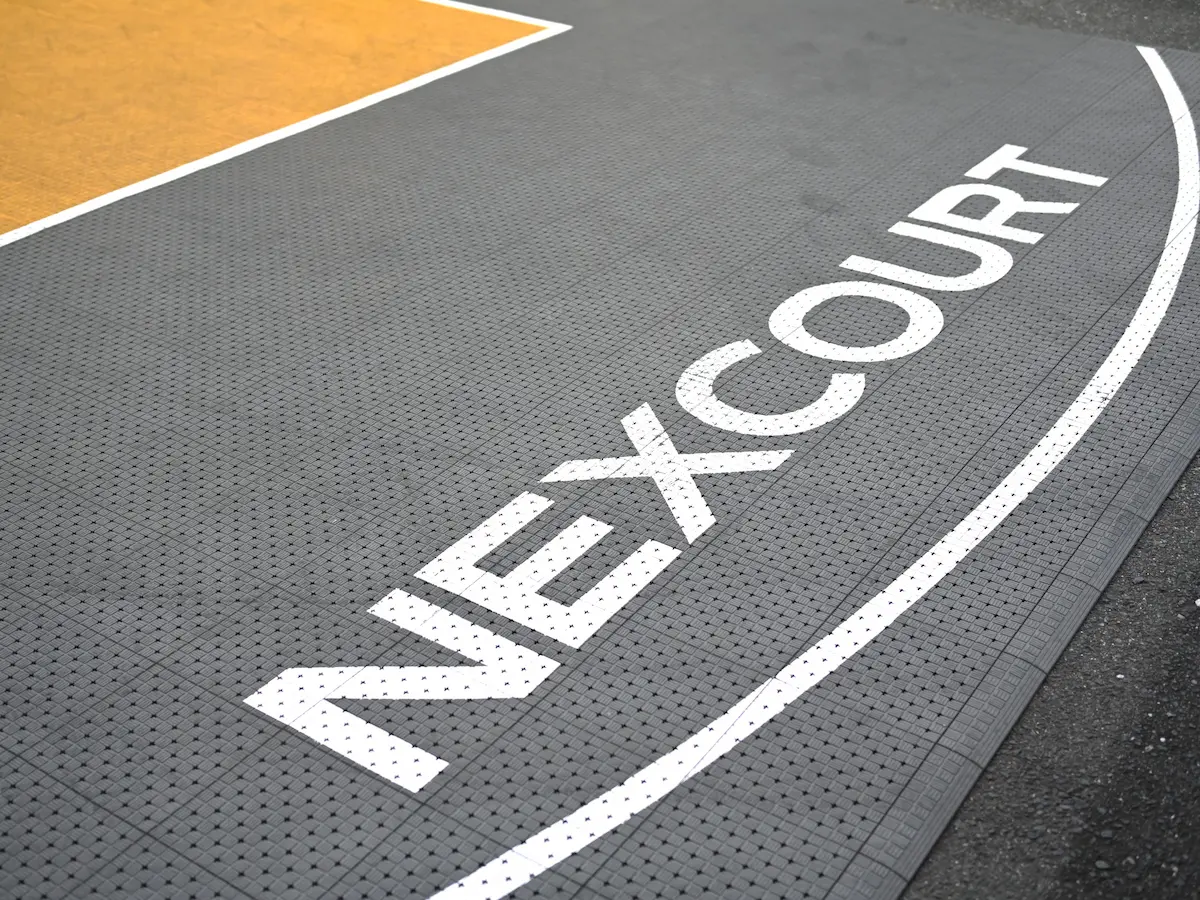 MAKACタイルへのオリジナルロゴプリント・カスタムデザイン施工事例