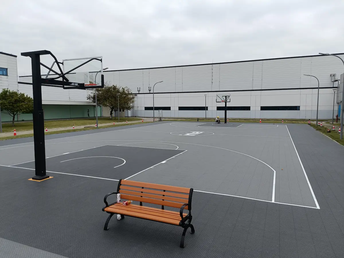 MAKACタイルを使った屋外バスケットボールフルコートの施工事例