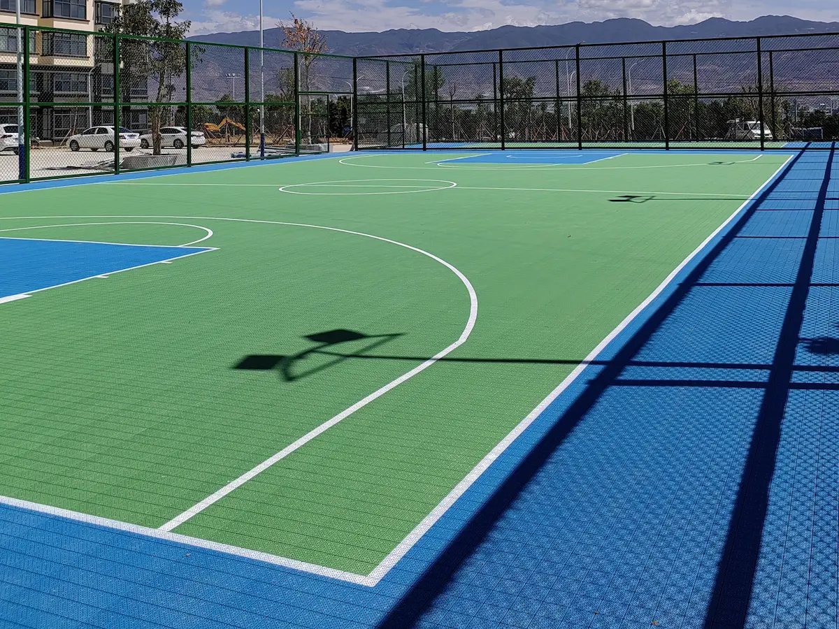 MAKACタイルを使ったフットサル・バスケ多目的スポーツコートの施工事例