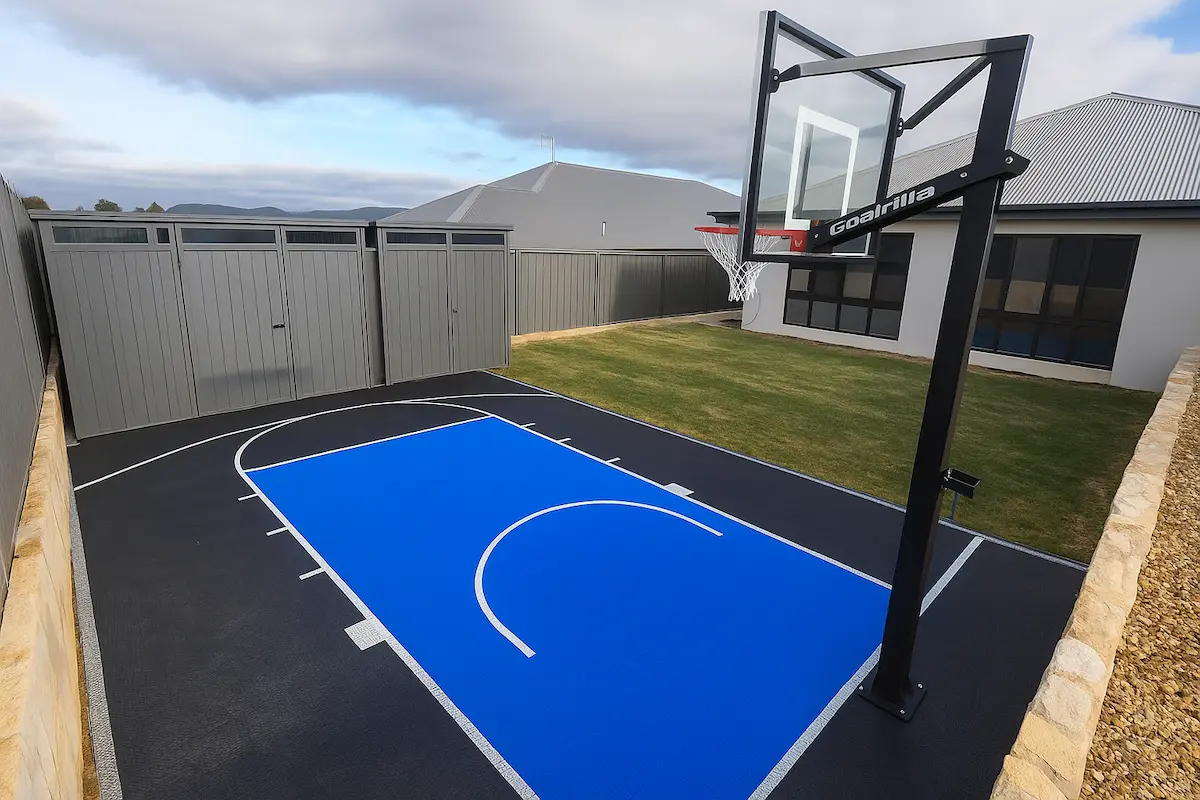 庭に設置したMAKACタイルの自主練習用ミニバスケットコート施工事例