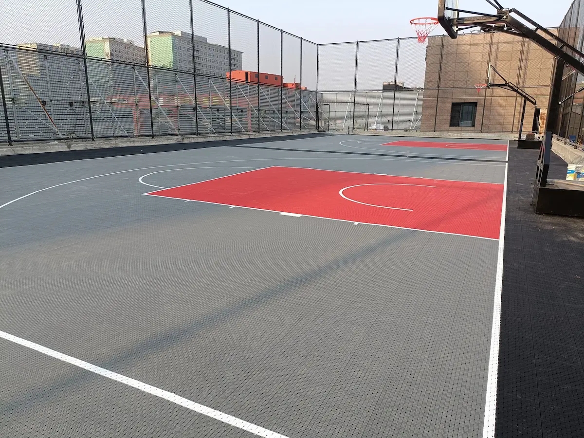 マンション屋上に設置したMAKACタイルのバスケットコート施工事例